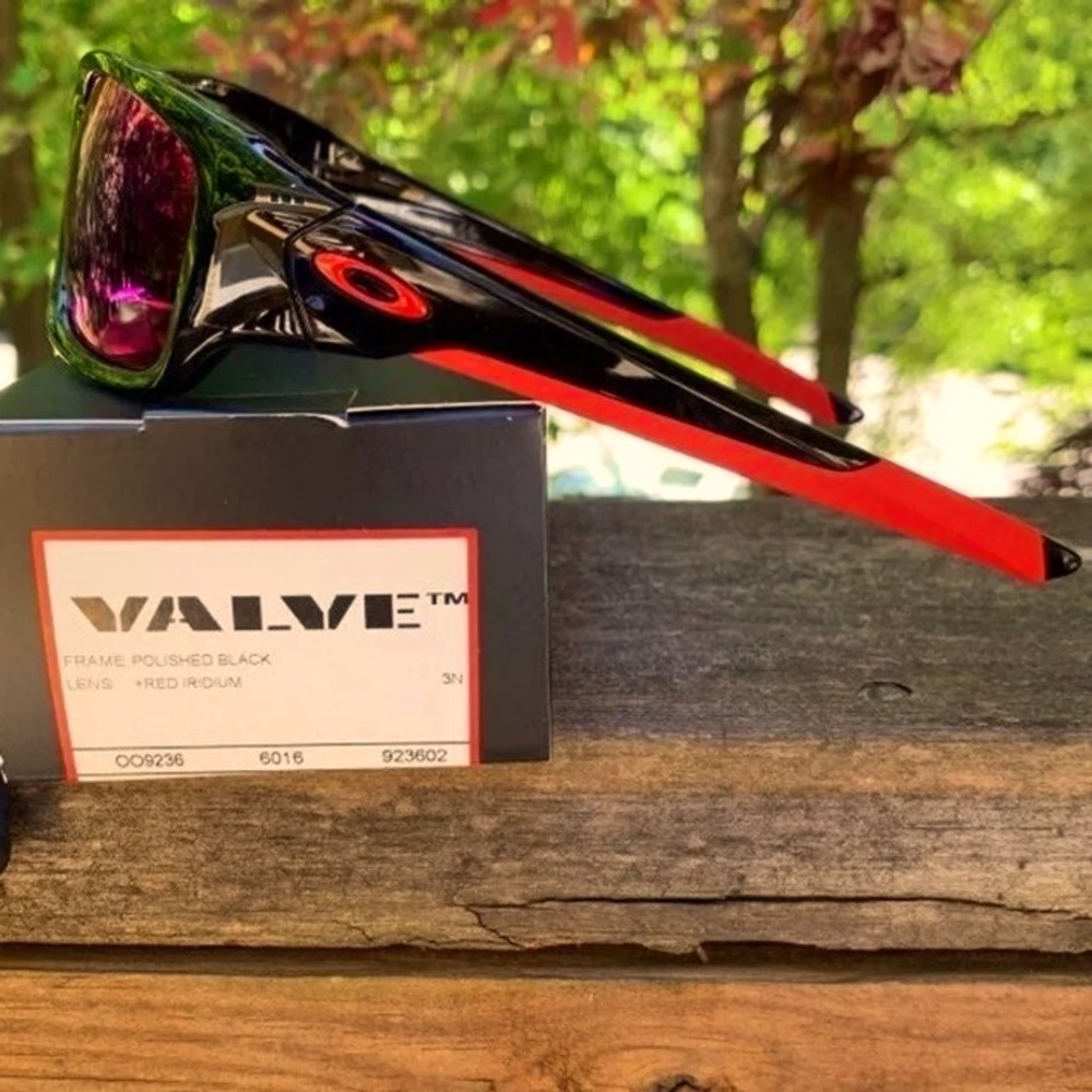 New AUTHENTIC OAKLEYS FOR MEN sports sunglasses black Oakley sunglasses in box